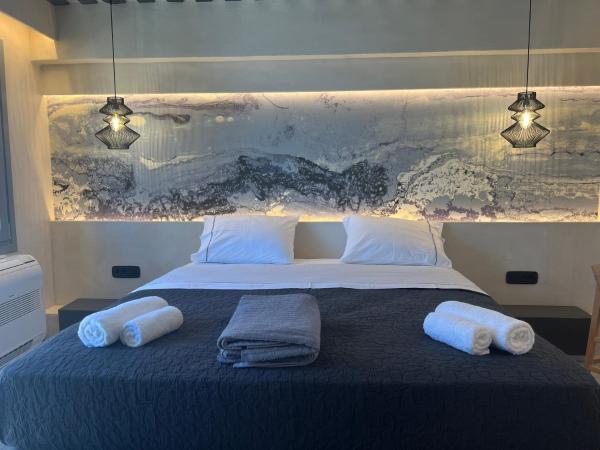 ArmonOia Suites : photo 4 de la chambre chambre triple deluxe - vue sur mer