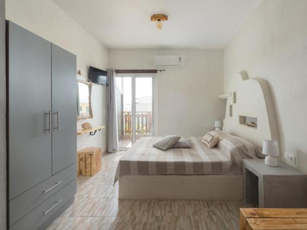 Christos studios and family apartments : photo 1 de la chambre chambre double deluxe avec balcon