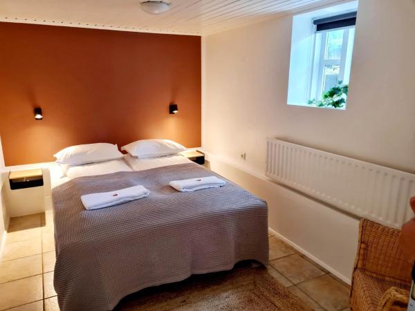 Grettir Guesthouse : photo 6 de la chambre chambre double avec salle de bains commune