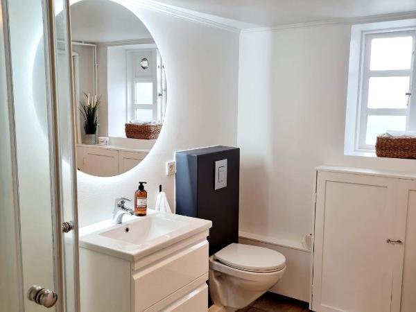 Grettir Guesthouse : photo 7 de la chambre chambre double avec salle de bains commune