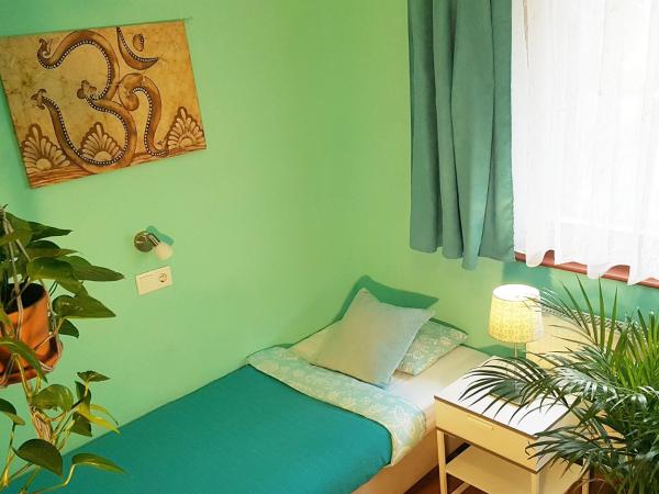 Shantee House : photo 3 de la chambre bed in 4-bed dormitory room ensuite bathroom