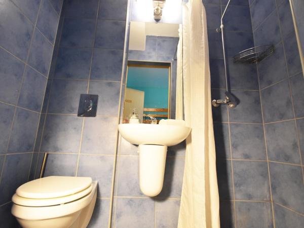 Shantee House : photo 2 de la chambre bed in 4-bed dormitory room ensuite bathroom