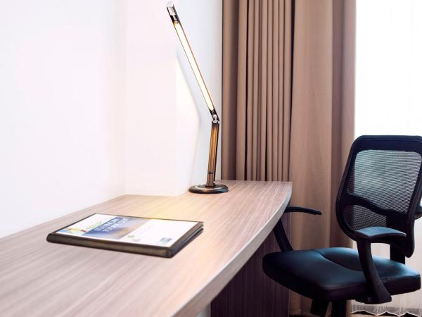 Holiday Inn Express Surabaya CenterPoint, an IHG Hotel : photo 6 de la chambre chambre lit queen-size deluxe - vue sur ville - non-fumeurs