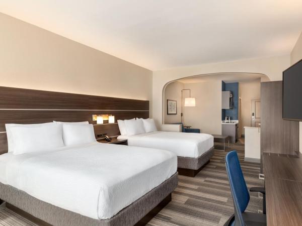 Holiday Inn Express & Suites Denver Airport, an IHG Hotel : photo 1 de la chambre suite disposant de 2 lits queen-size