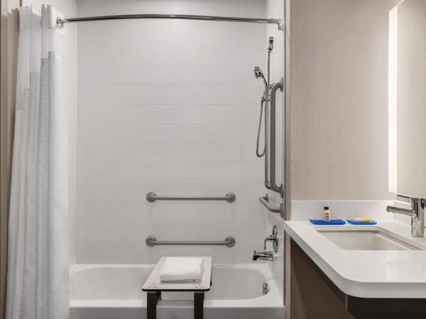 Holiday Inn Express & Suites Denver Airport, an IHG Hotel : photo 1 de la chambre chambre lit king-size - accessible aux personnes à mobilité réduite / adapté aux malentendants