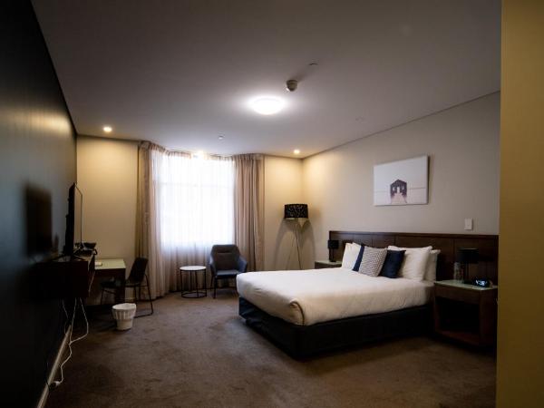 Sfera's Park Suites & Convention Centre : photo 3 de la chambre chambre lit queen-size avec baignoire spa