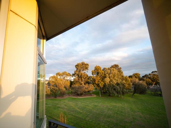 Sfera's Park Suites & Convention Centre : photo 7 de la chambre chambre lit king-size deluxe