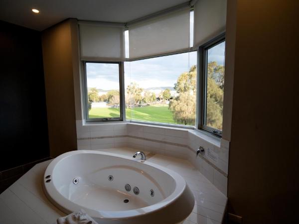 Sfera's Park Suites & Convention Centre : photo 2 de la chambre suite deluxe avec baignoire spa