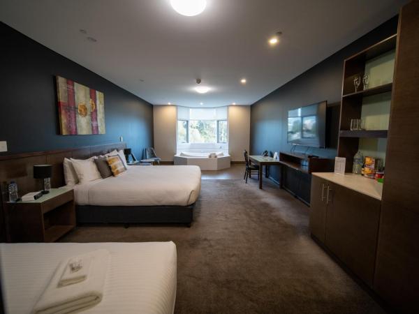 Sfera's Park Suites & Convention Centre : photo 1 de la chambre suite deluxe avec baignoire spa