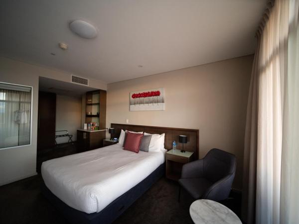 Sfera's Park Suites & Convention Centre : photo 2 de la chambre chambre lit queen-size avec balcon