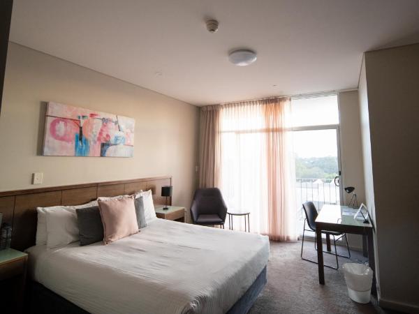 Sfera's Park Suites & Convention Centre : photo 1 de la chambre chambre lit queen-size avec balcon