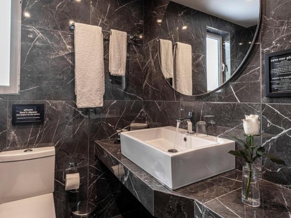 Athenian Riviera Hotel& Suites : photo 9 de la chambre chambre familiale deluxe avec jacuzzi