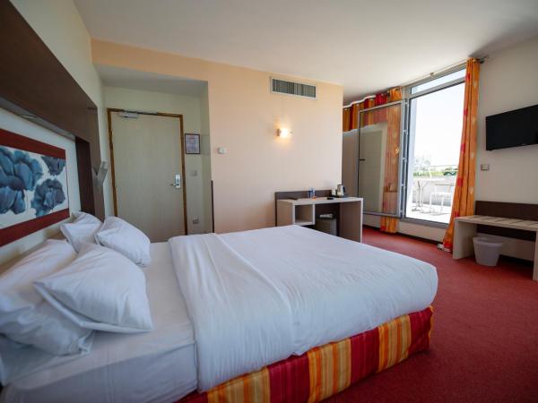 Hostellerie Saint Vincent Beauvais Aeroport : photo 6 de la chambre chambre double avec terrasse
