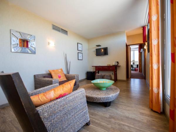 Hostellerie Saint Vincent Beauvais Aeroport : photo 9 de la chambre suite