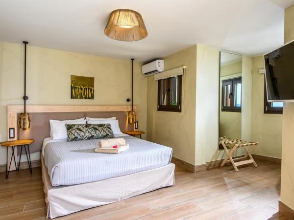 Esperides Resort Crete, The Authentic Experience : photo 10 de la chambre suite Élite décloisonnée avec bain à remous extérieur - vue sur mer