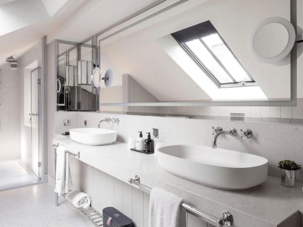 J.K. Place Paris : photo 5 de la chambre chambre deluxe double ou lits jumeaux