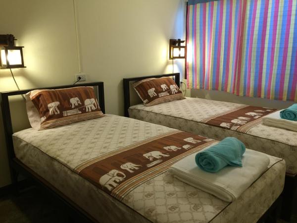 Siriwan Guesthouse : photo 3 de la chambre chambre double ou lits jumeaux avec salle de bains