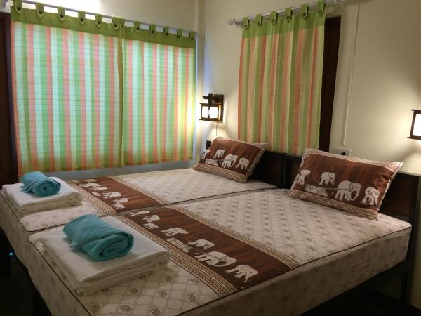 Siriwan Guesthouse : photo 2 de la chambre chambre double ou lits jumeaux avec salle de bains
