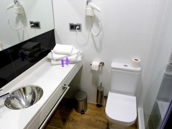 Urban Youth Hostel : photo 4 de la chambre chambre lits jumeaux avec salle de bains privative