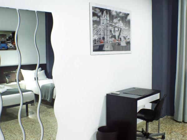 Quart Youth Hostel & Apartments : photo 1 de la chambre chambre double avec salle de bains commune