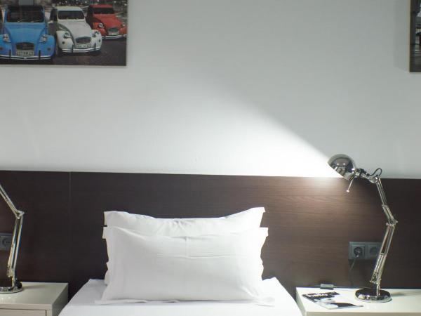 Quart Youth Hostel & Apartments : photo 4 de la chambre chambre quadruple avec salle de bains commune