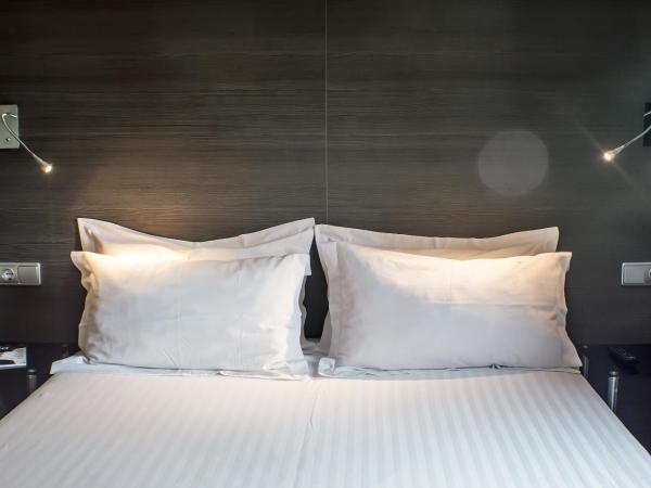 Quart Youth Hostel & Apartments : photo 2 de la chambre chambre double avec salle de bains commune