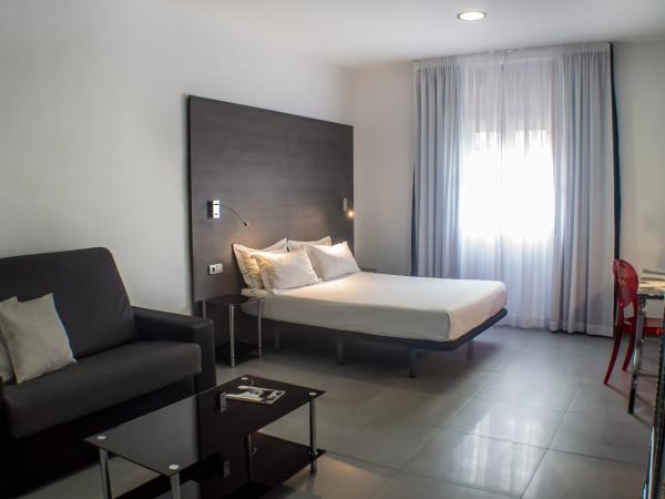 Quart Youth Hostel & Apartments : photo 3 de la chambre chambre double avec salle de bains privative