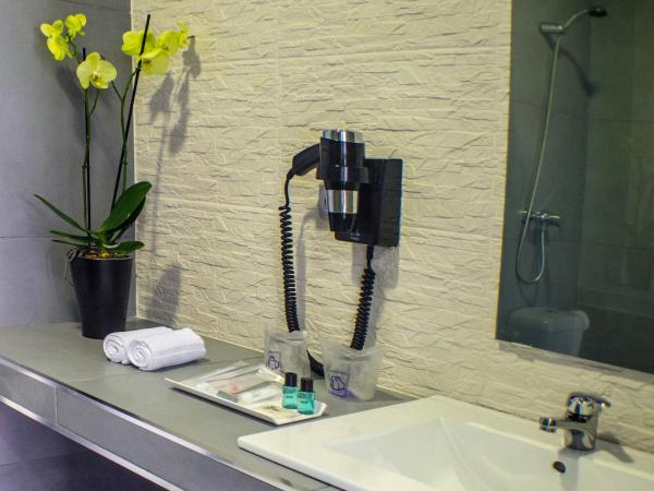 Quart Youth Hostel & Apartments : photo 4 de la chambre chambre double avec salle de bains privative