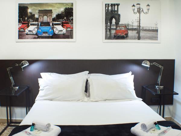 Quart Youth Hostel & Apartments : photo 6 de la chambre chambre double avec salle de bains commune