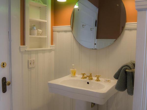 Lehmann House Bed & Breakfast : photo 4 de la chambre chambre lit queen-size avec balcon