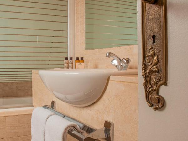 Grand Hotel De La Reine - Place Stanislas : photo 7 de la chambre chambre double deluxe - vue latérale sur rue