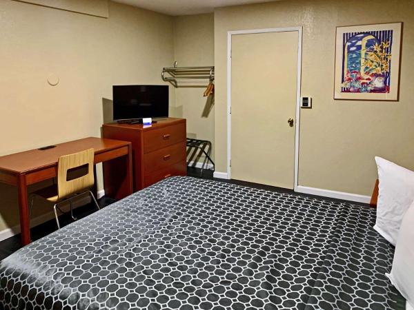 Rodeway Inn Sacramento-University Area : photo 2 de la chambre chambre lit queen-size accessible aux personnes à mobilité réduite - non-fumeurs