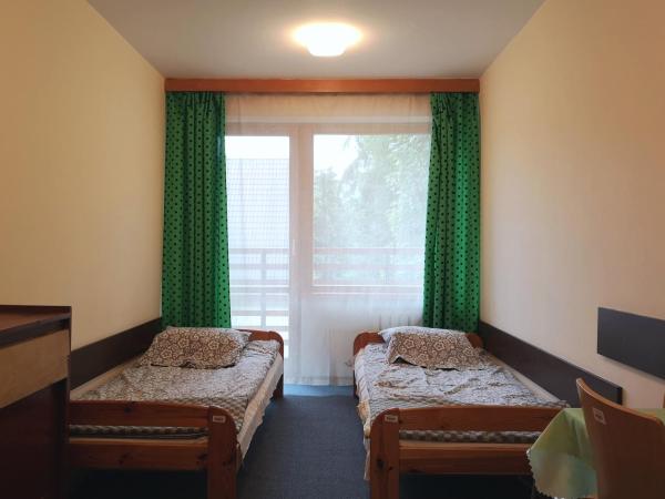 Ośrodek Szpulki : photo 2 de la chambre chambre triple avec salle de bains commune