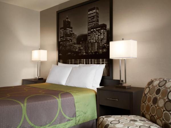Super 8 by Wyndham Portland Airport : photo 2 de la chambre chambre lit queen-size accessible aux personnes à mobilité réduite - non-fumeurs