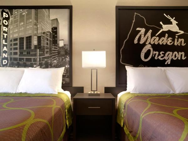 Super 8 by Wyndham Portland Airport : photo 5 de la chambre chambre 2 lits queen-size - non-fumeurs
