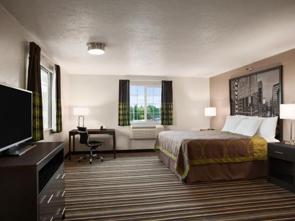 Super 8 by Wyndham Portland Airport : photo 1 de la chambre suite studio lit king-size - non-fumeurs