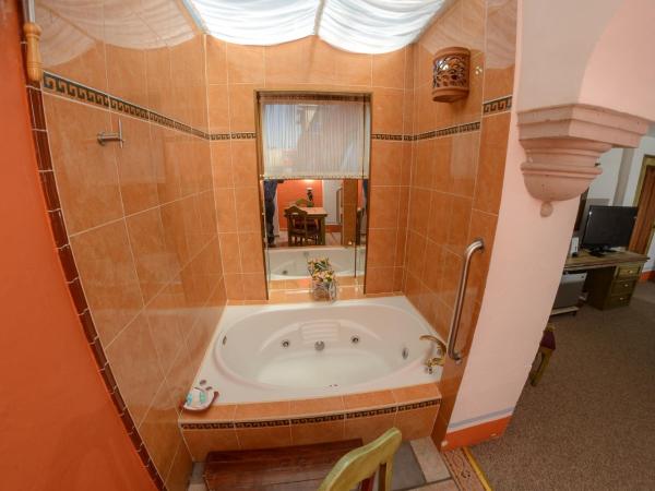 Howard Johnson by Wyndham Morelia Calle Real : photo 2 de la chambre suite lit king-size – non-fumeurs