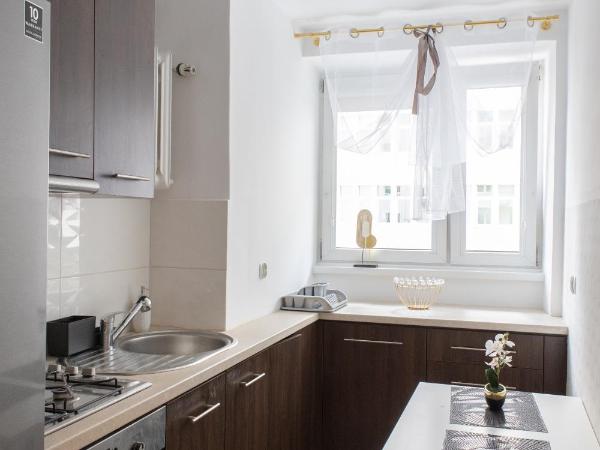 ClickTheFlat Żurawia Street Apart Rooms : photo 5 de la chambre chambre double avec salle de bains commune