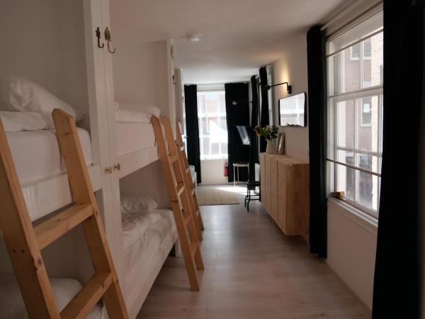 Tiny Private City Rooms Haarlem : photo 7 de la chambre chambre familiale avec salle de bains privative