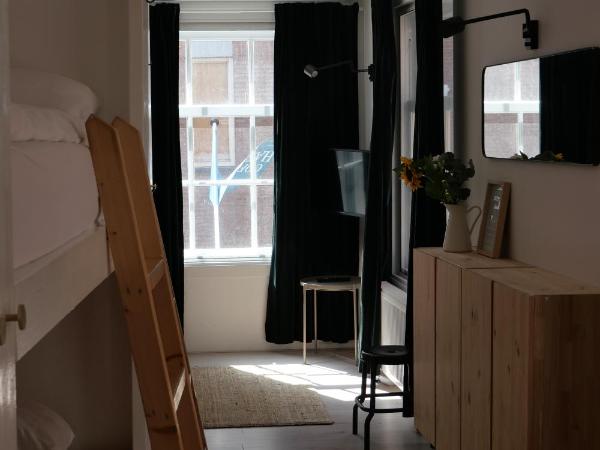 Tiny Private City Rooms Haarlem : photo 8 de la chambre chambre familiale avec salle de bains privative