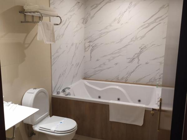 Motel Los Abedules : photo 4 de la chambre chambre lit queen-size avec baignoire spa