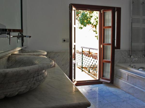 Suite Comares : photo 10 de la chambre chambre double - vue sur alhambra