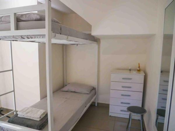 Casa More RJ Hostel : photo 1 de la chambre chambre lits jumeaux avec salle de bains privative
