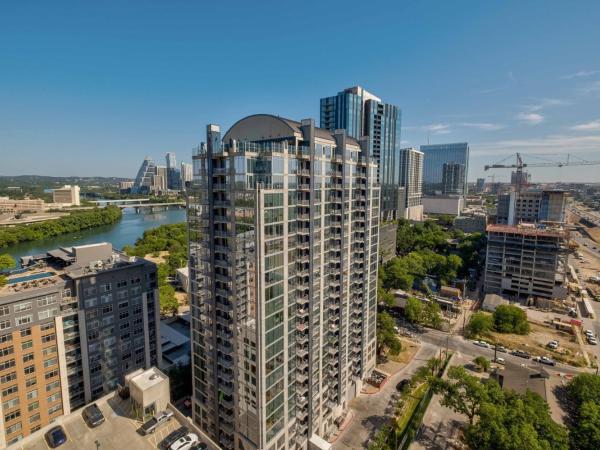 Upscale Rainey St Condo Homes - Peloton, gym, rooftop pool, wifi included : photo 9 de la chambre appartement avec balcon