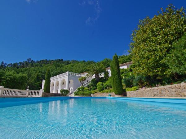 CHAMBRE LUXUEUSE AU CALME AVEC VUE PANORAMIQUE SUR LA BAIE DE CANNES ET L Estérel IMMENSE PISCINE : photo 4 de la chambre chambre lit king-size - vue sur mer