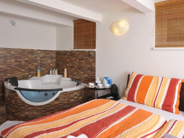 Habitat 16 : photo 4 de la chambre chambre double supérieure avec bain à remous et sauna