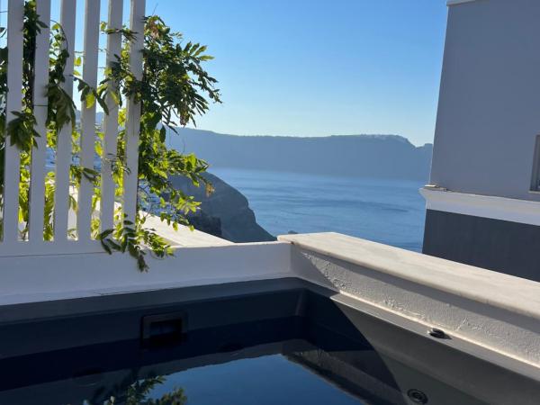 ArmonOia Suites : photo 7 de la chambre chambre triple deluxe - vue sur mer