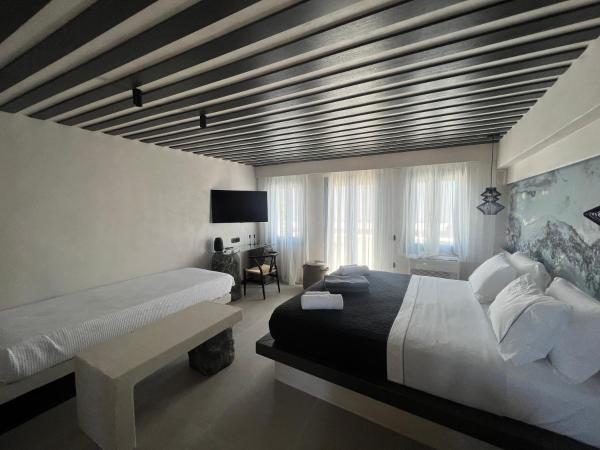 ArmonOia Suites : photo 10 de la chambre chambre triple deluxe - vue sur mer