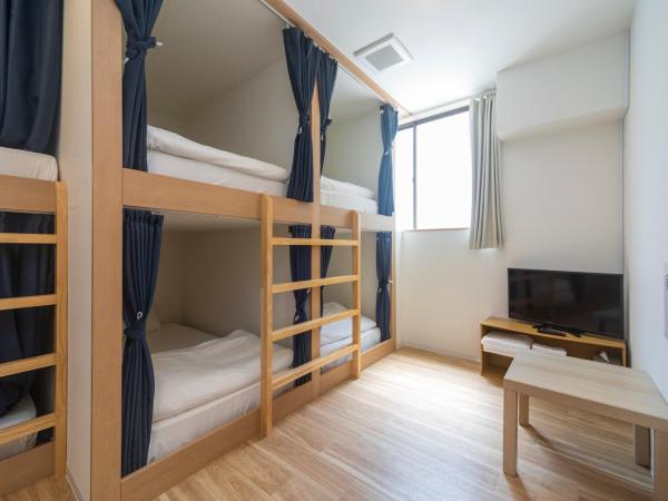 コインズホステル天神ペット宿泊可 : photo 1 de la chambre chambre familiale avec salle de bains privative