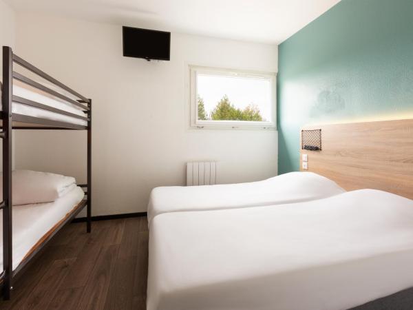 Htel F1 Reims Tinqueux : photo 8 de la chambre chambre avec 4lits simples et salle de bains